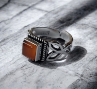 Verzilverde ring met Onyx Elza