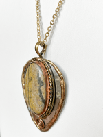 Goudkleurige ketting met natuursteen hanger Isa