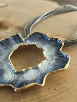 Ketting met organische hanger in blauwtinten Aurora